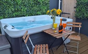 Jungle Hot Tub, Games Room, Near Eateries, Micro Brewery, Pubs, Beauty Salons And Boutique Shops, Argyle, Free Netflix, In The Heart Of Plymouth - Dogs Welcome - Hosted By Absolute Accommodation Plymouth